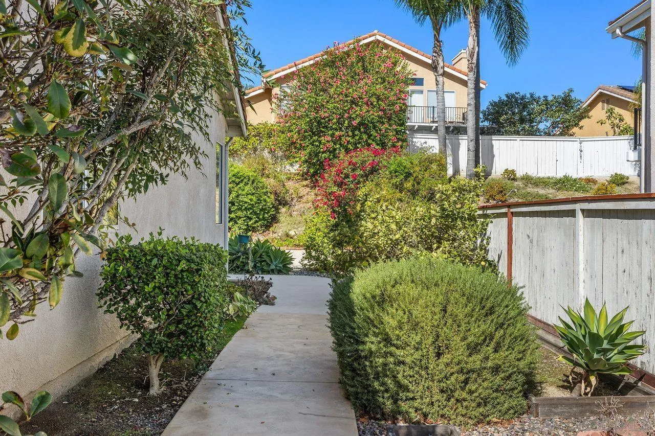 4887 Glenhollow