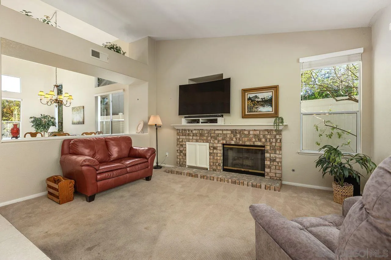4887 Glenhollow