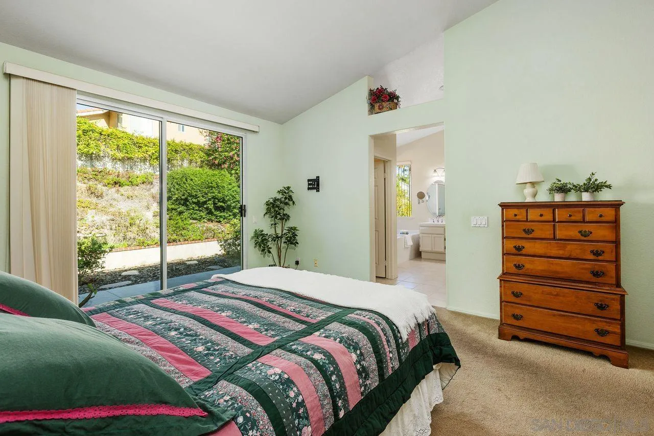 4887 Glenhollow