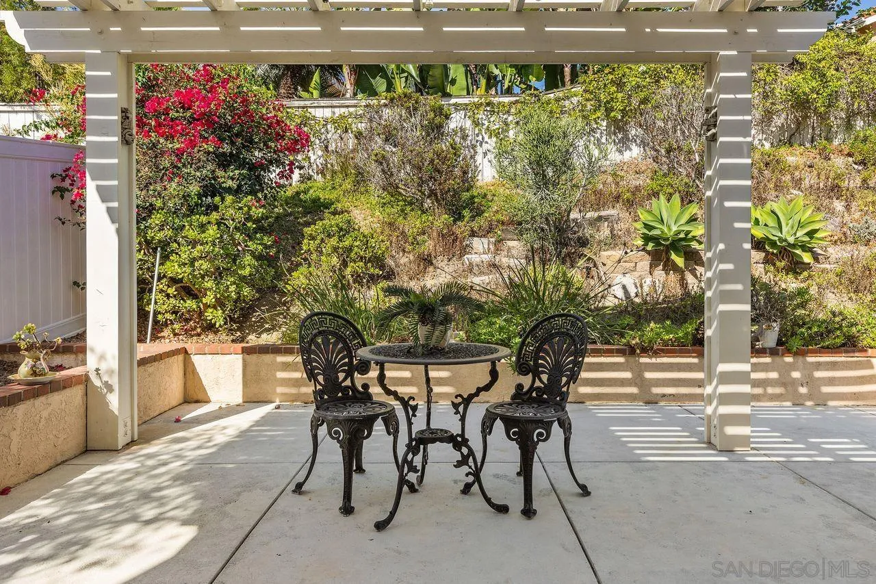 4887 Glenhollow