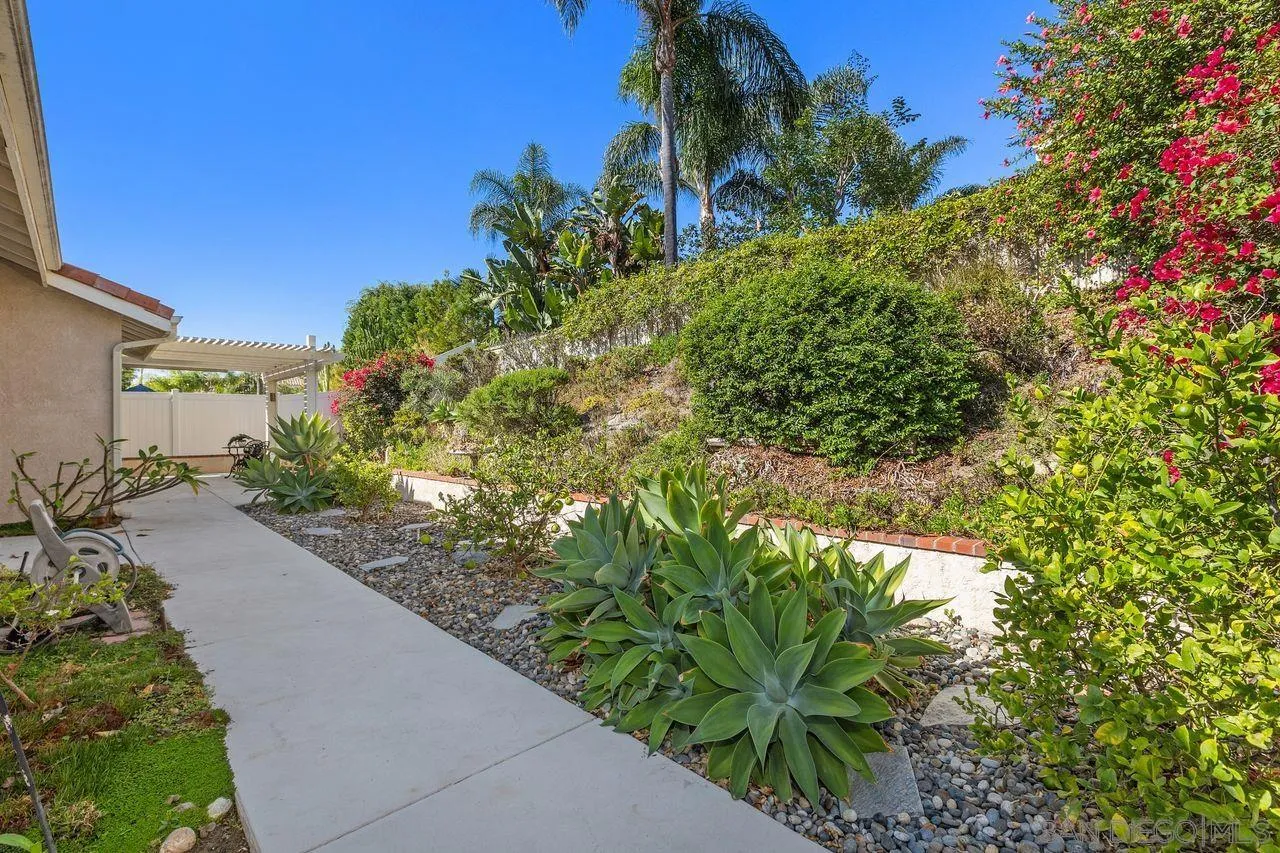 4887 Glenhollow