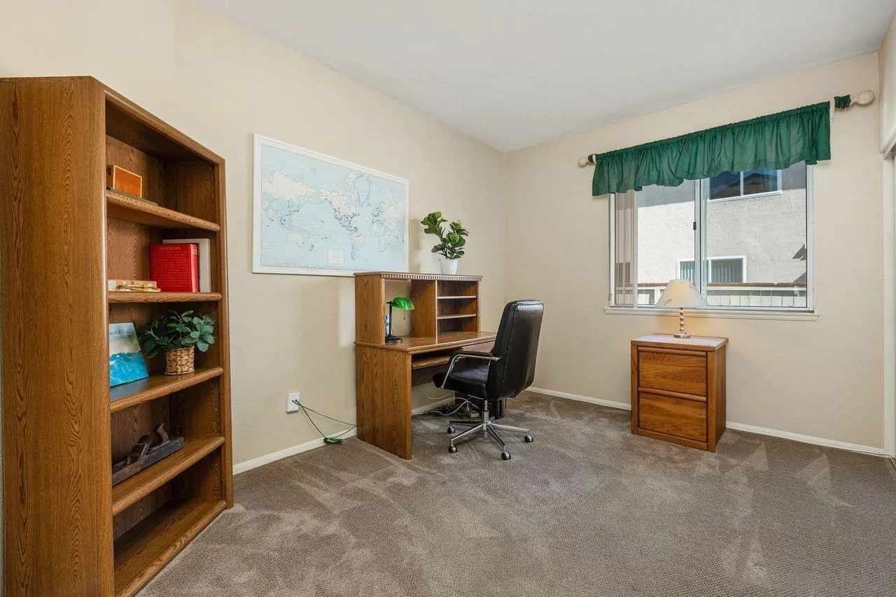 4887 Glenhollow