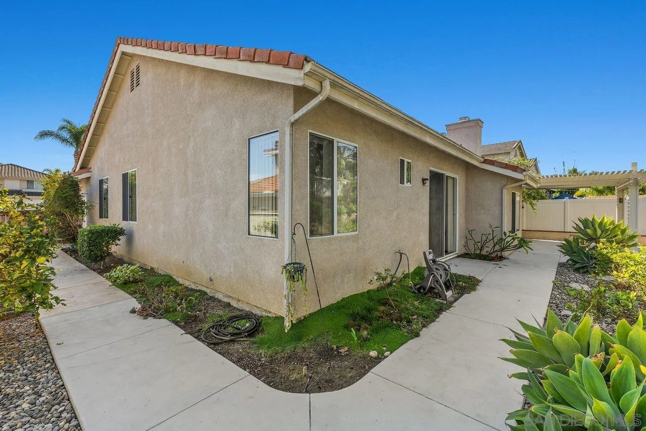 4887 Glenhollow