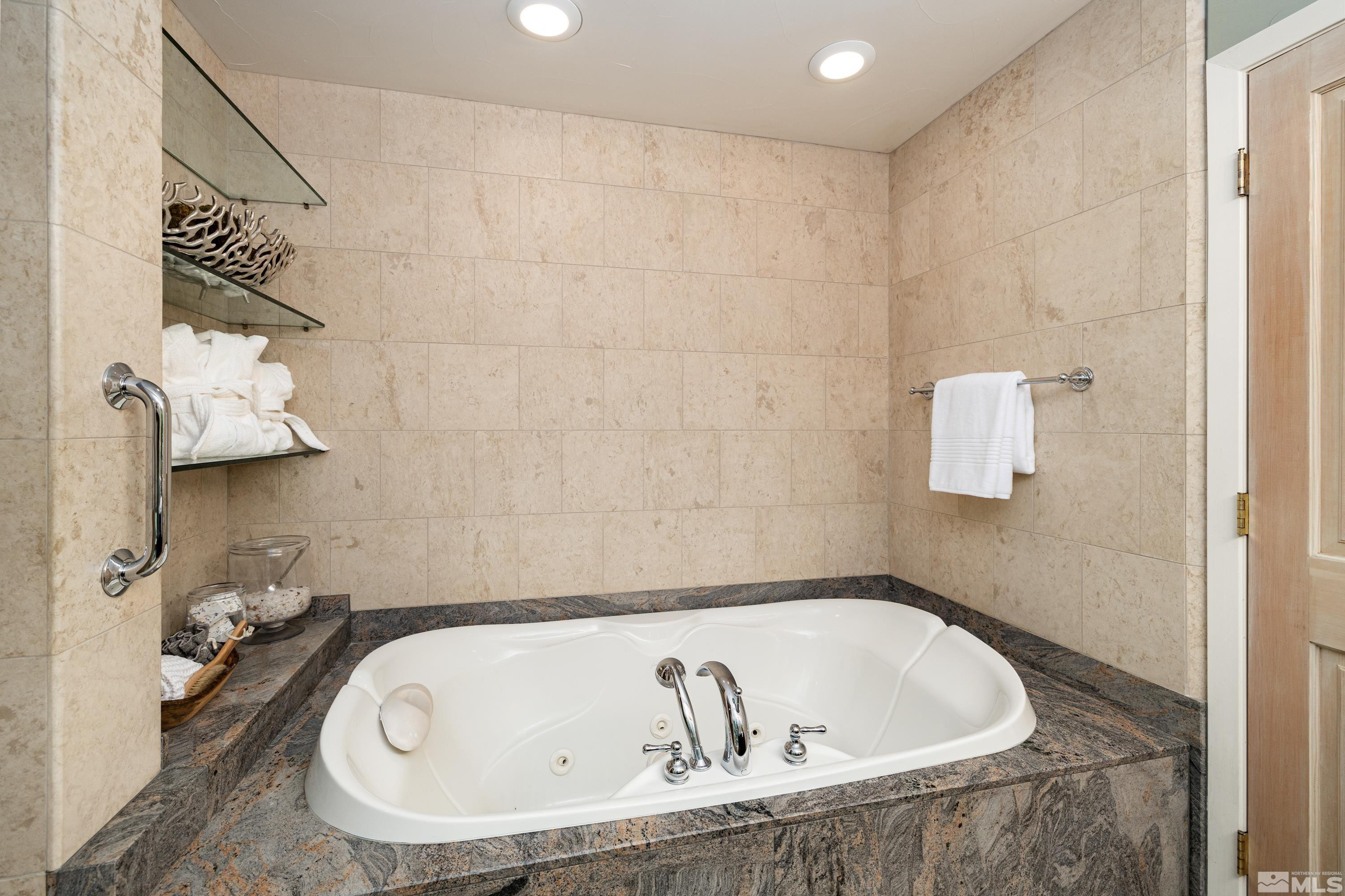 549 Lakeshore Boulevard, 7