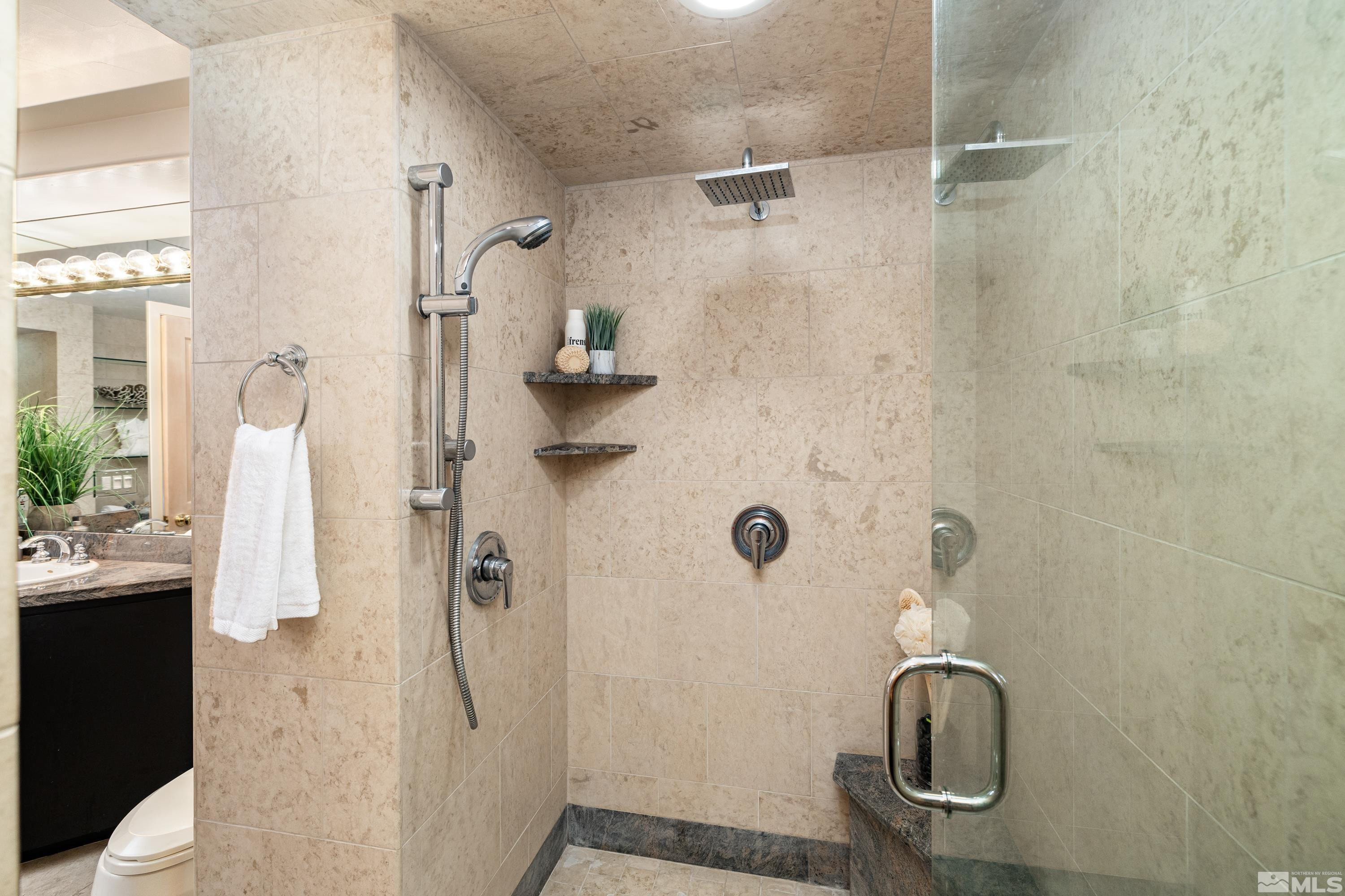 549 Lakeshore Boulevard, 7