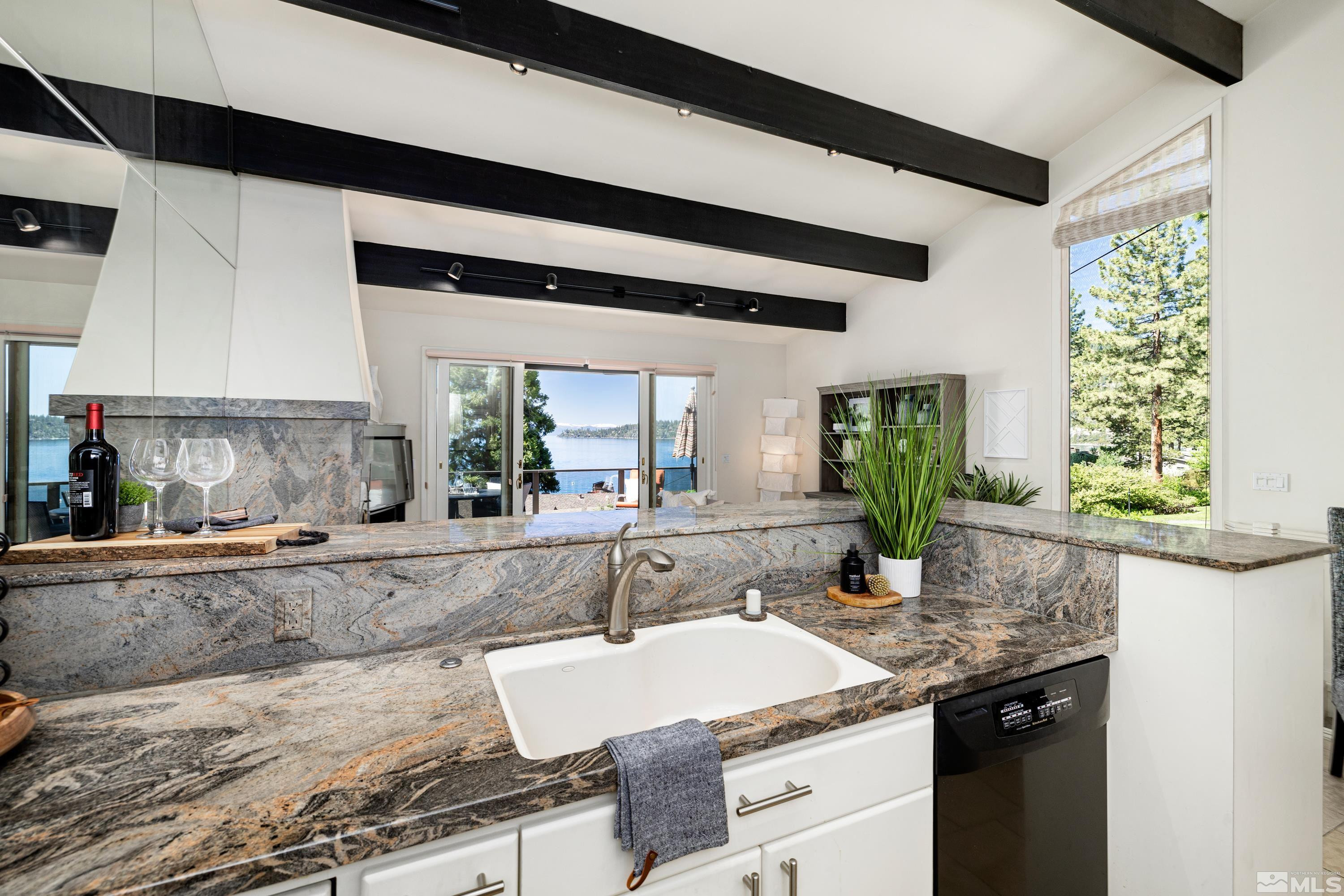 549 Lakeshore Boulevard, 7