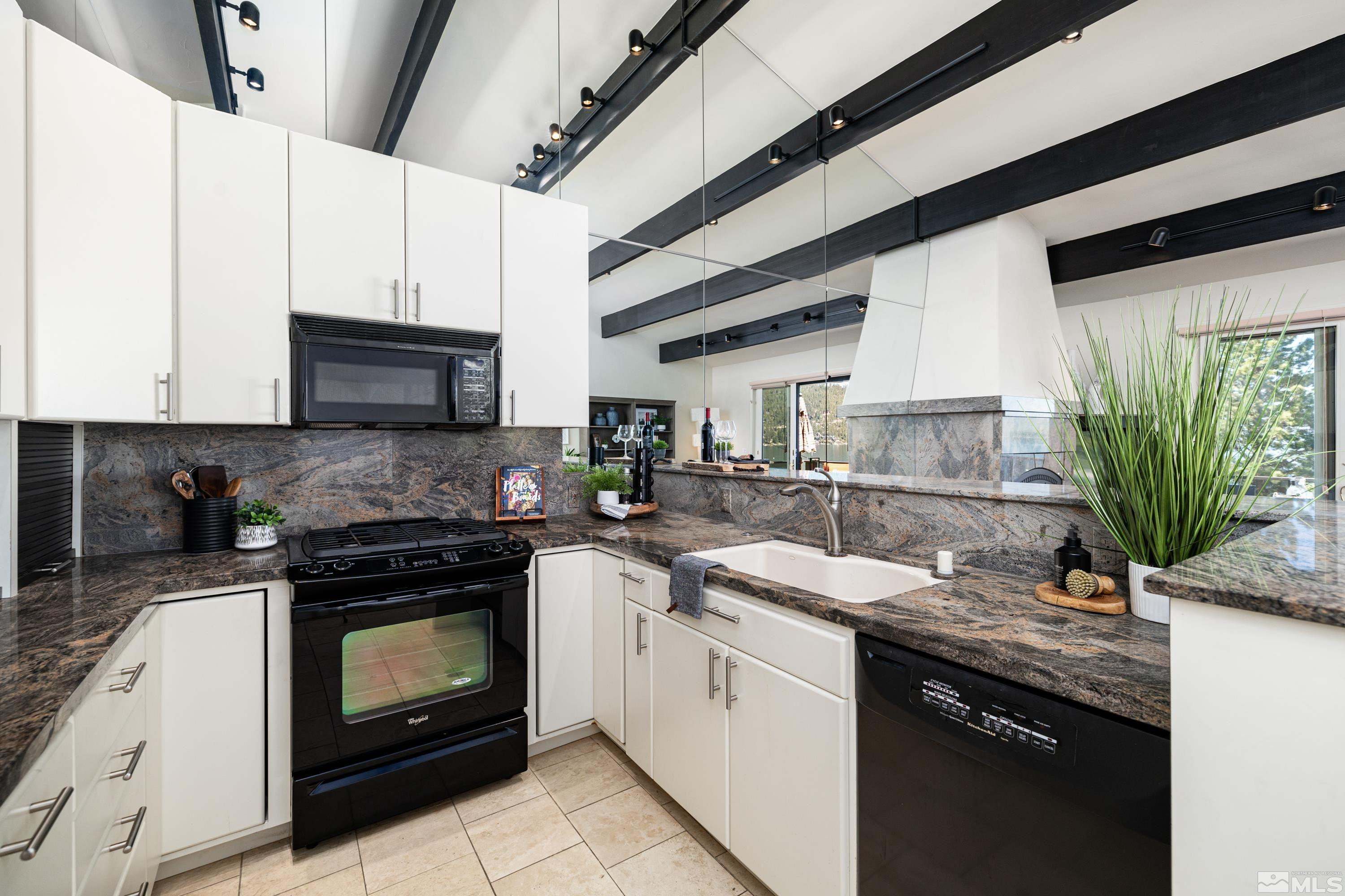 549 Lakeshore Boulevard, 7