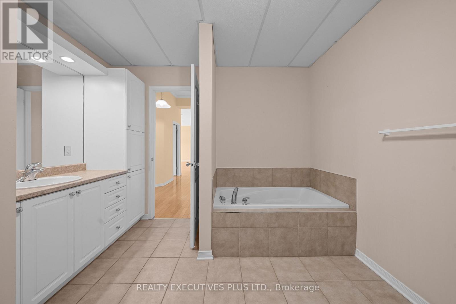 407 - 2921 LAURIER STREET