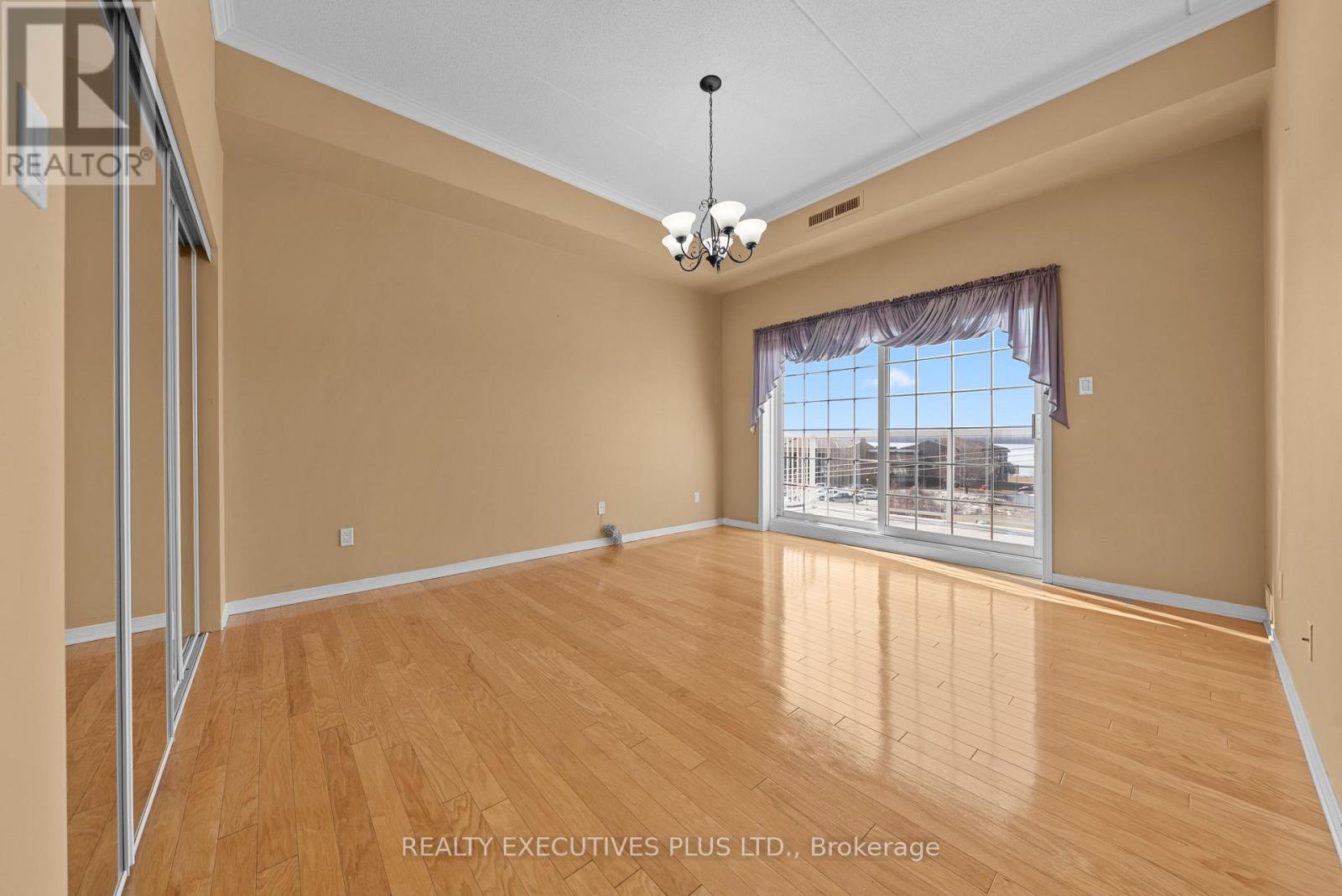 407 - 2921 LAURIER STREET