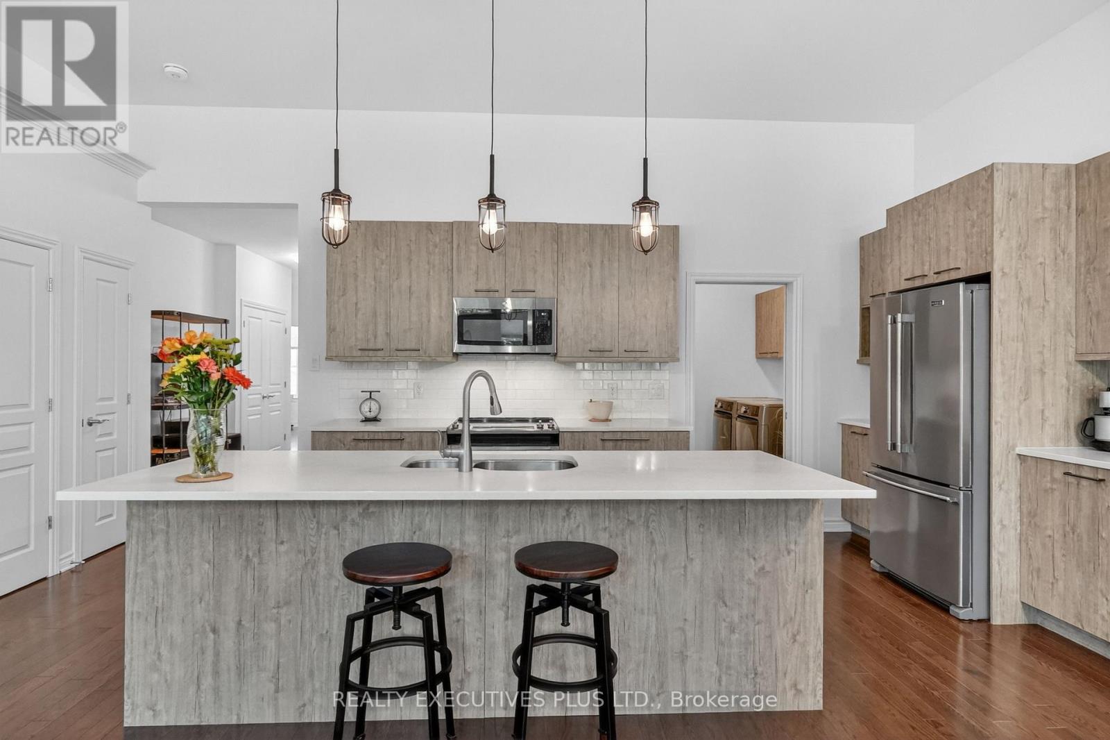 738 DU RIVAGE STREET