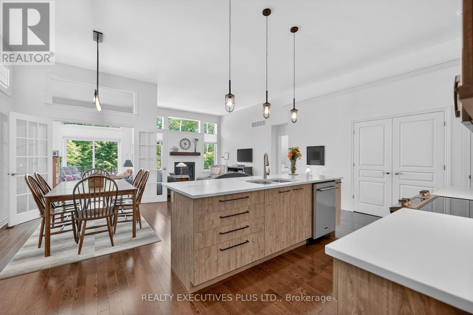 738 DU RIVAGE STREET