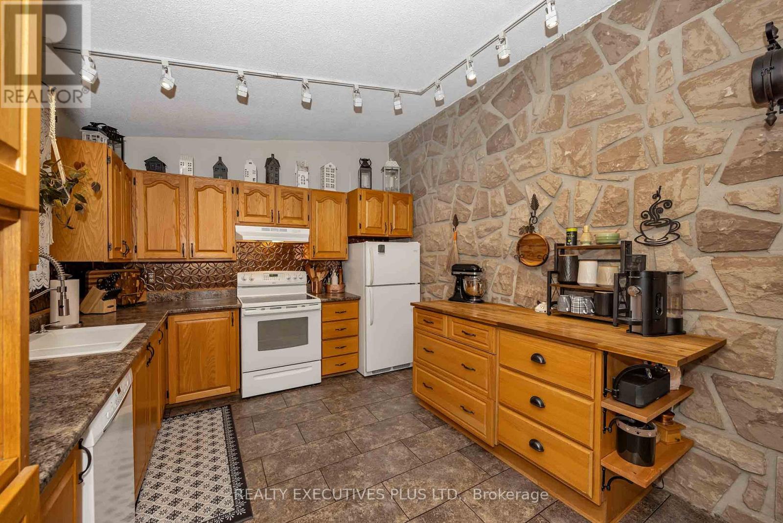3896 SCHNUPP ROAD W