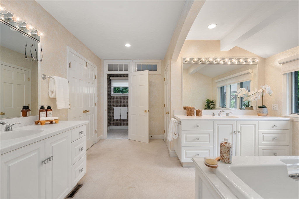 10 Hickory Dr