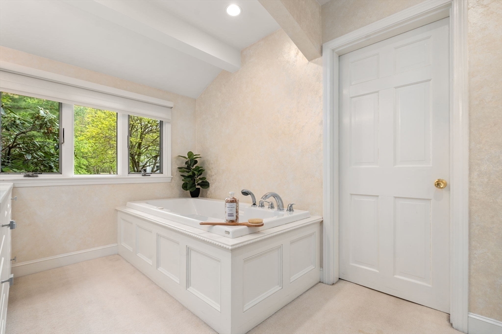 10 Hickory Dr