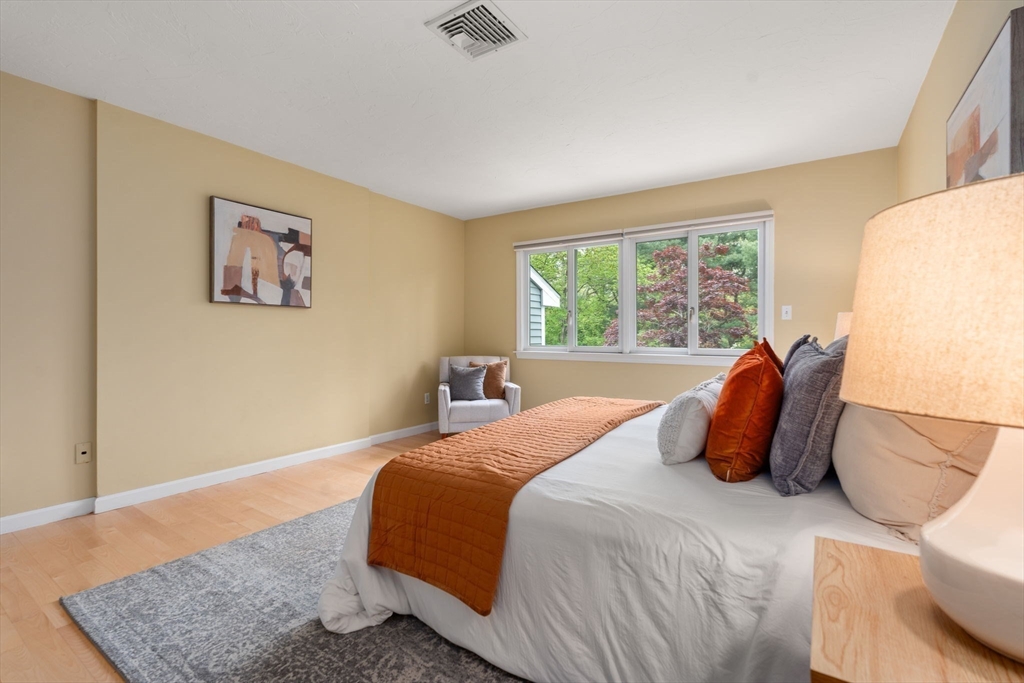 10 Hickory Dr