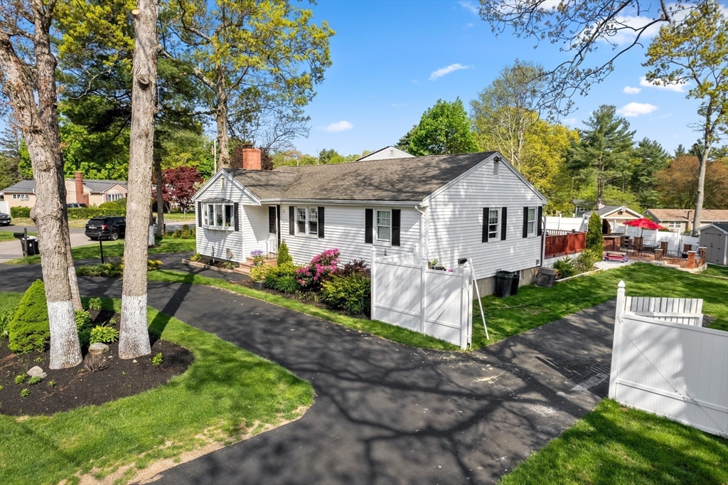 51 Howland Rd
