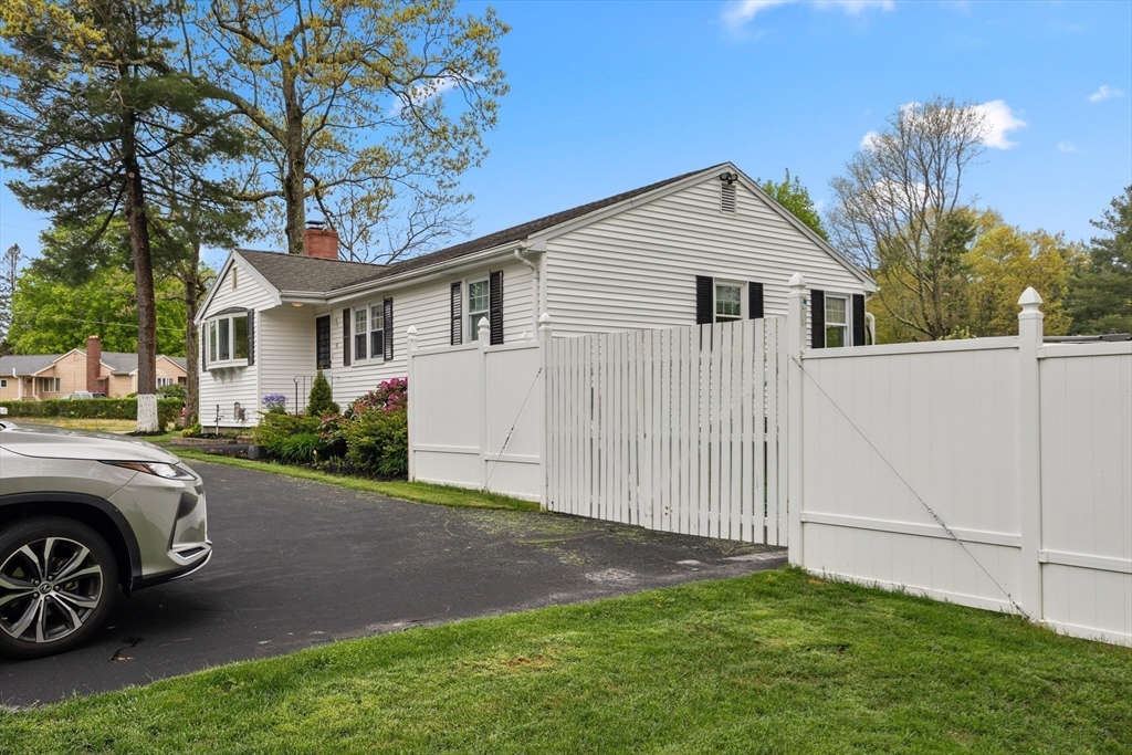 51 Howland Rd