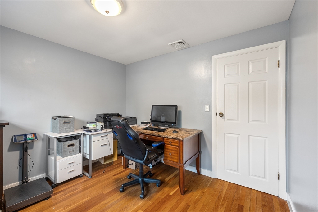51 Howland Rd