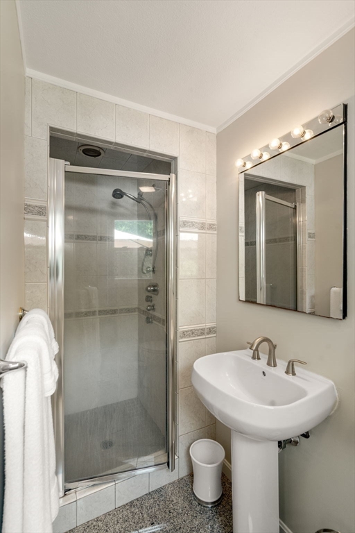 125 Fensview Dr