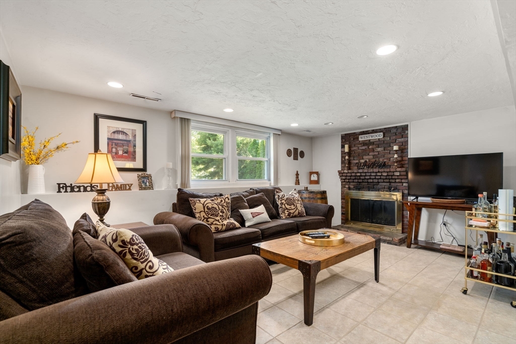 125 Fensview Dr