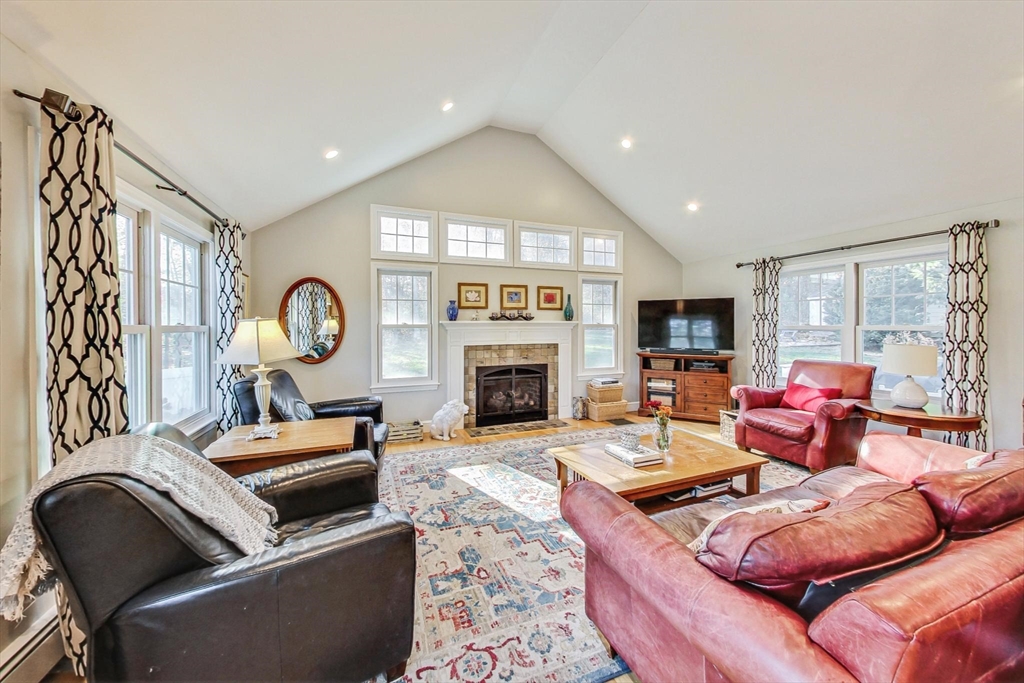 121 Magnolia Dr