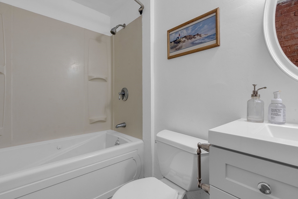 84 Gainsborough St # 4W