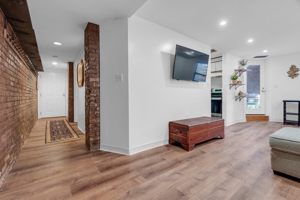 84 Gainsborough St # 4W