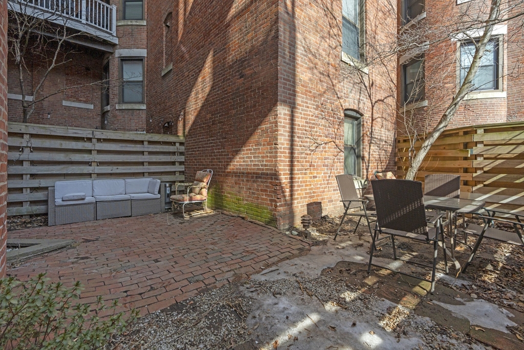 84 Gainsborough St # 4W