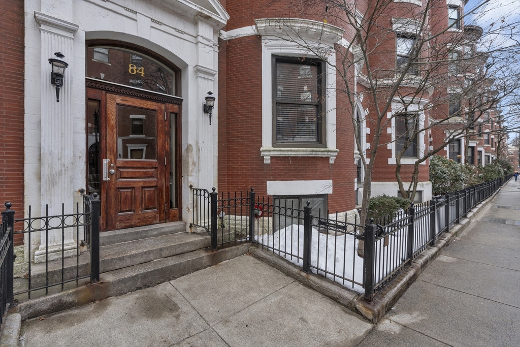 84 Gainsborough St # 4W