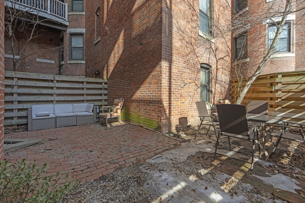 84 Gainsborough St # 4W