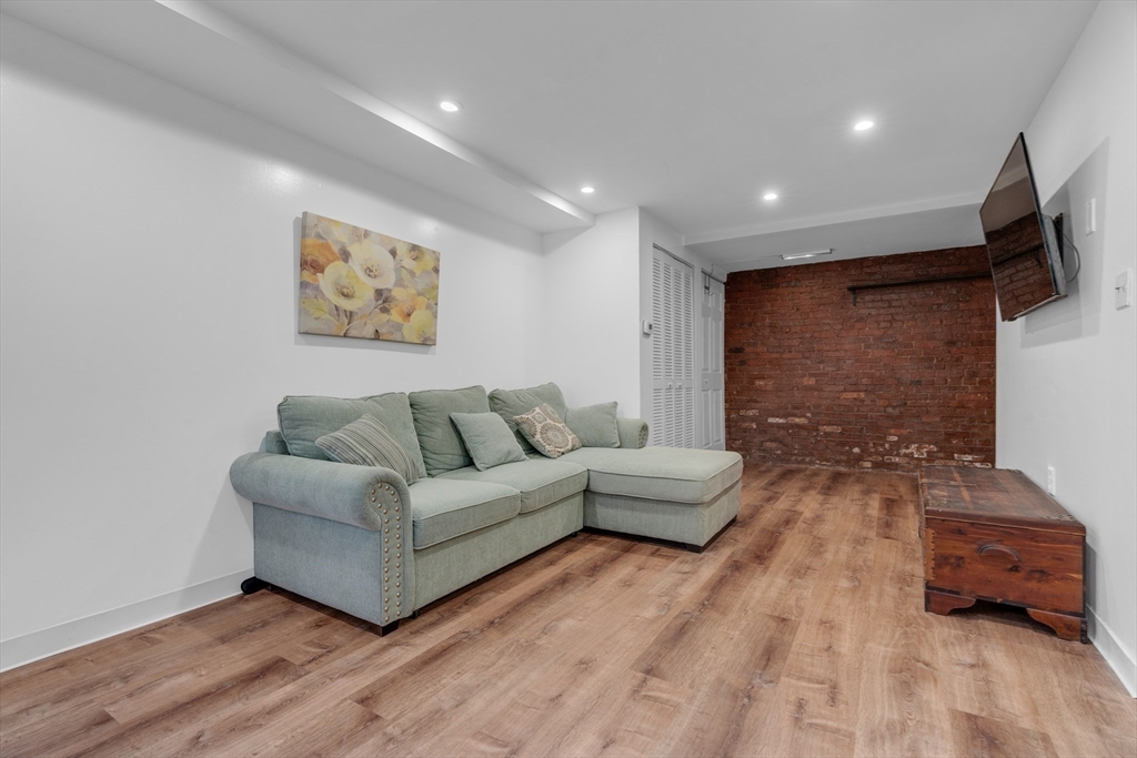 84 Gainsborough St # 4W