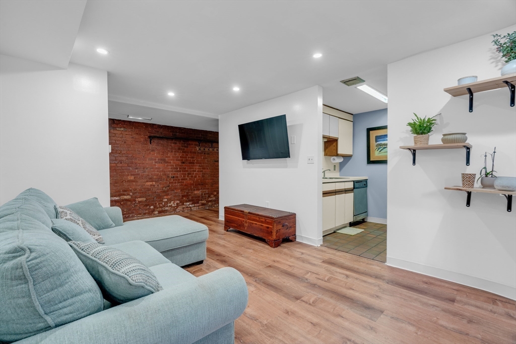 84 Gainsborough St # 4W
