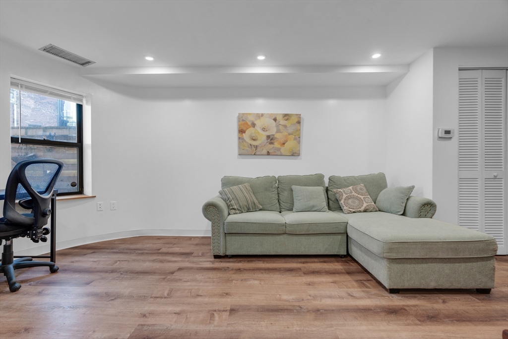 84 Gainsborough St # 4W