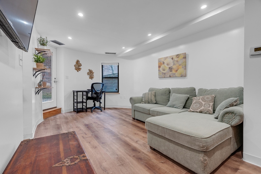 84 Gainsborough St # 4W