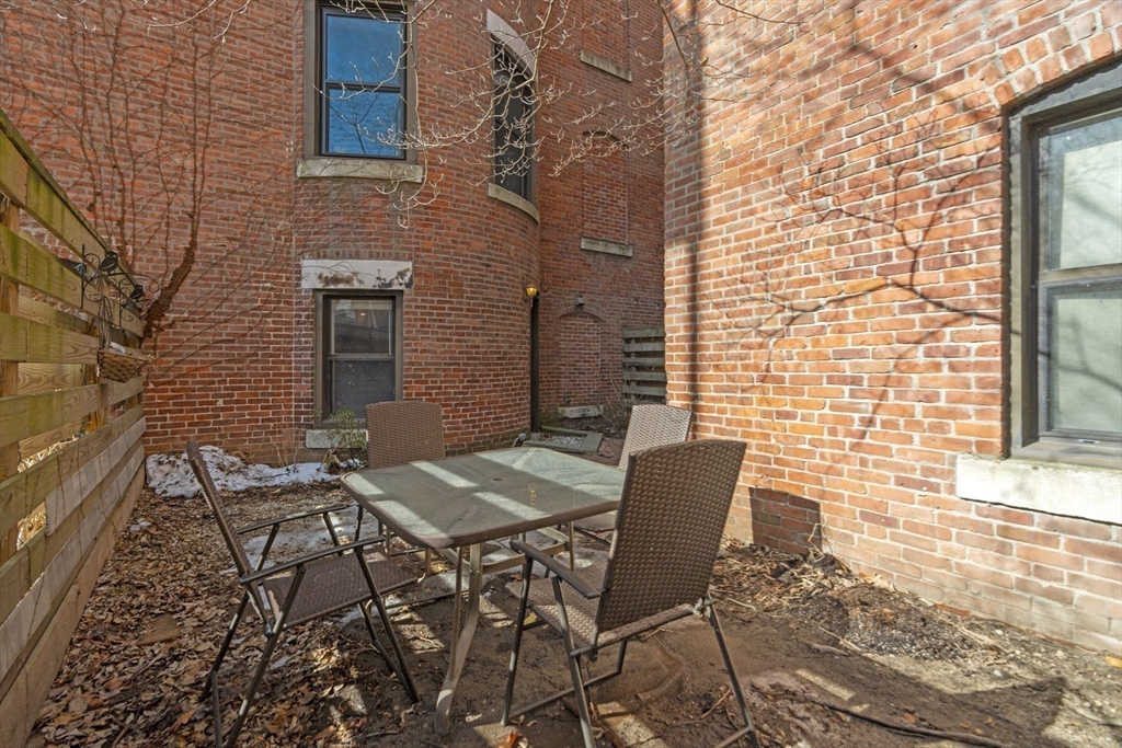 84 Gainsborough St # 4W