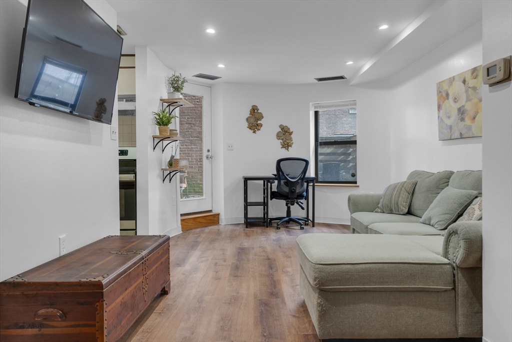 84 Gainsborough St # 4W
