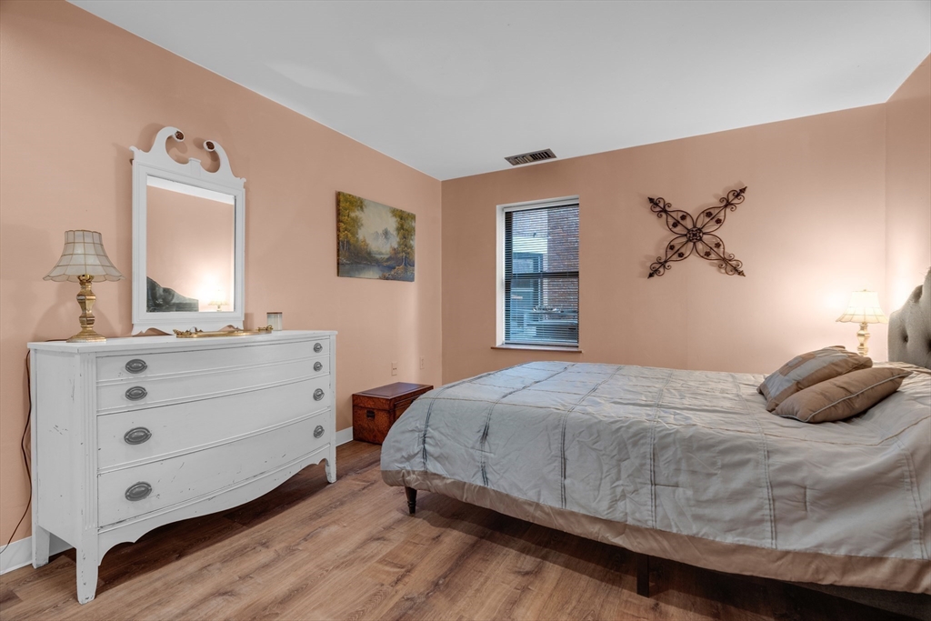 84 Gainsborough St # 4W