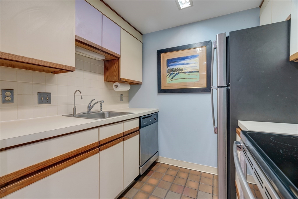 84 Gainsborough St # 4W