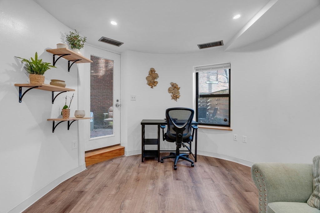 84 Gainsborough St # 4W