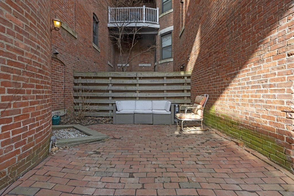 84 Gainsborough St # 4W