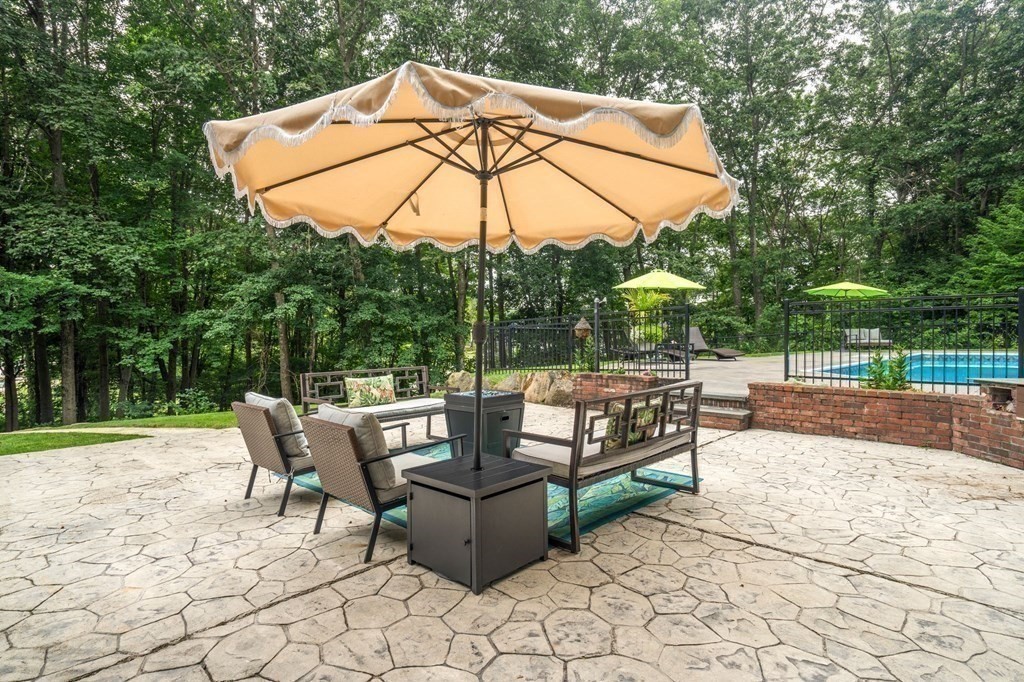 7 Shoreline Dr