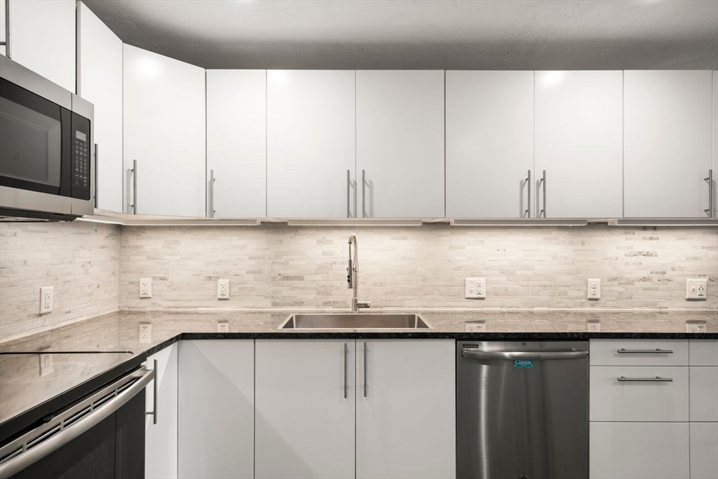 51 Warren St # 2 Unit: 2-2