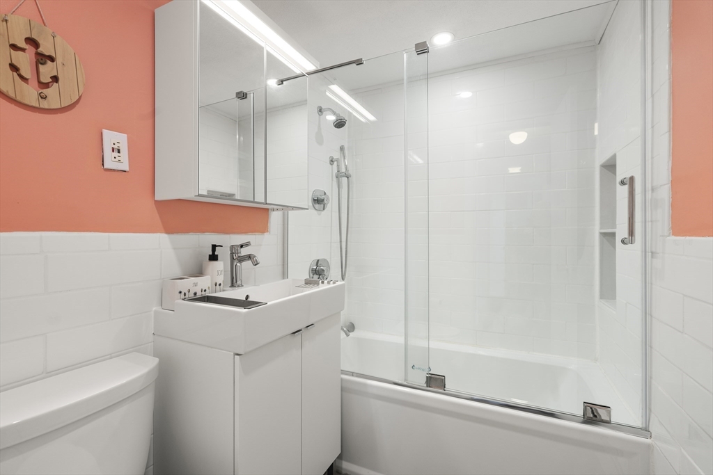 51 Warren St # 2 Unit: 2-2