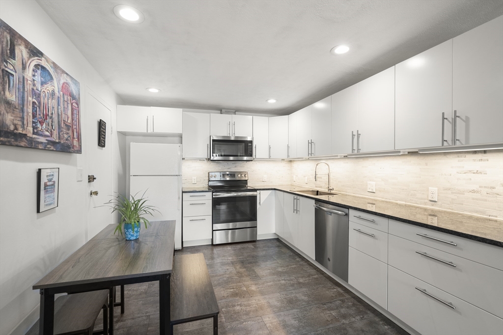 51 Warren St # 2 Unit: 2-2