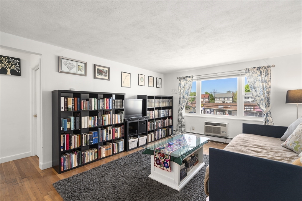51 Warren St # 2 Unit: 2-2