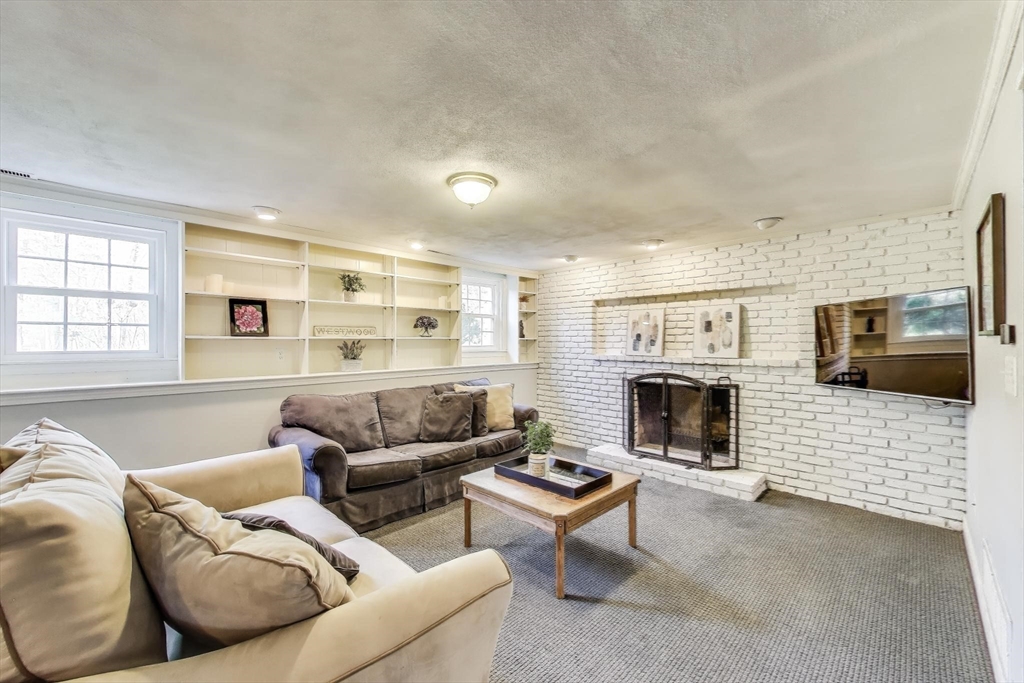 24 Spruce Dr
