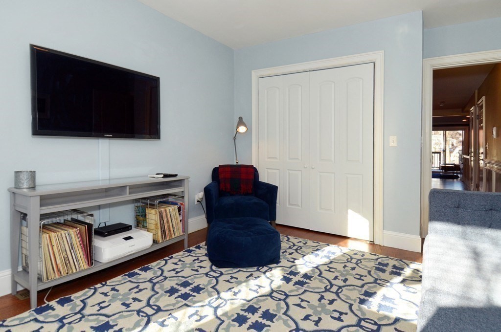 584 E 8th St # 1