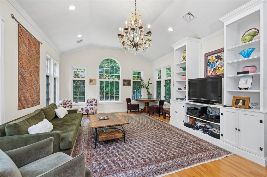 18 Edgewood Rd