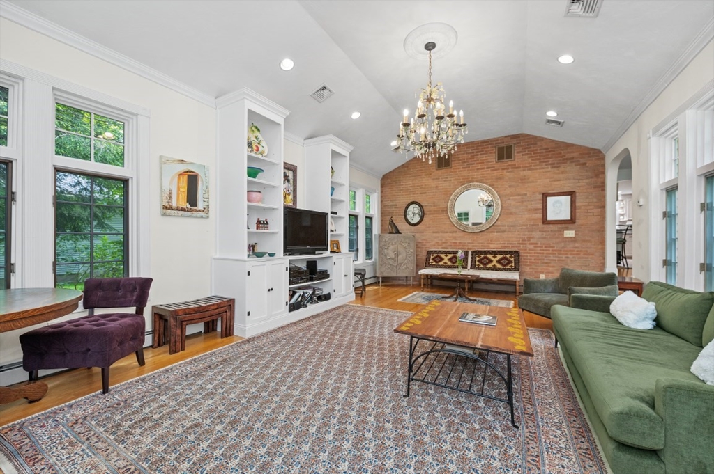 18 Edgewood Rd