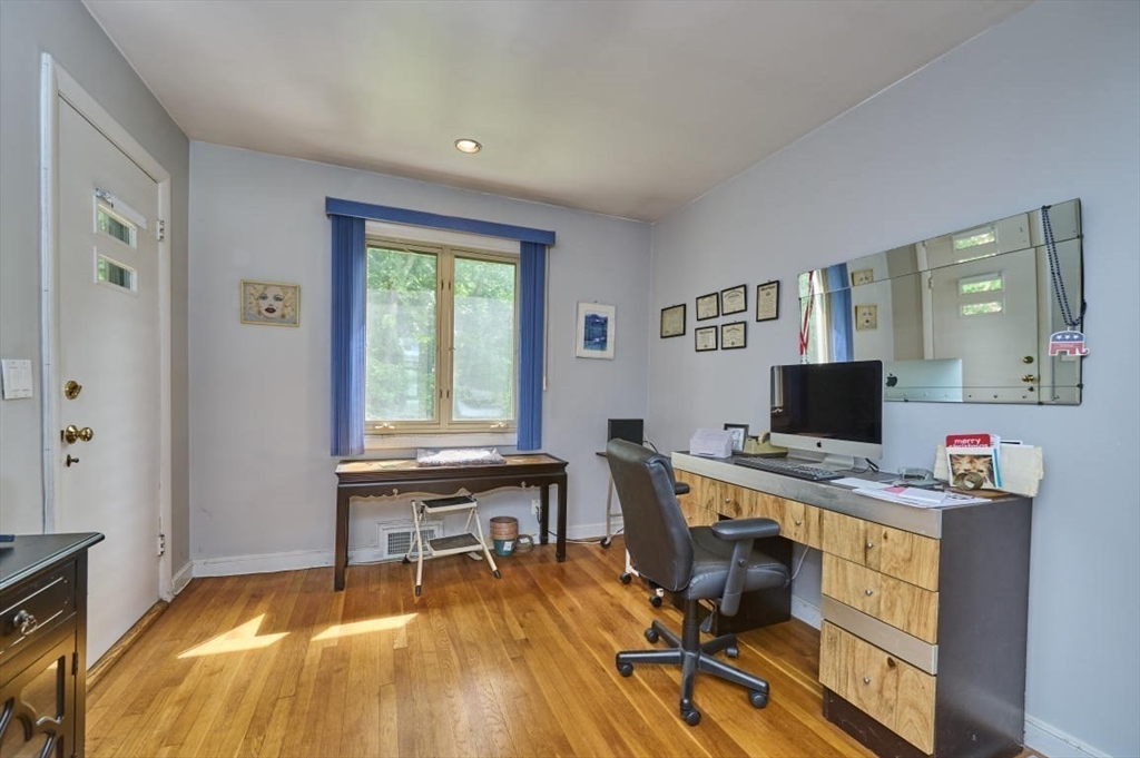 10 Nahanton St